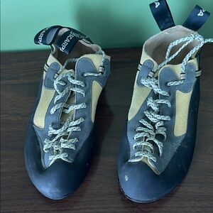 SCARPA Lace-Up Rock Climbing Shoes in Yellow and Gray